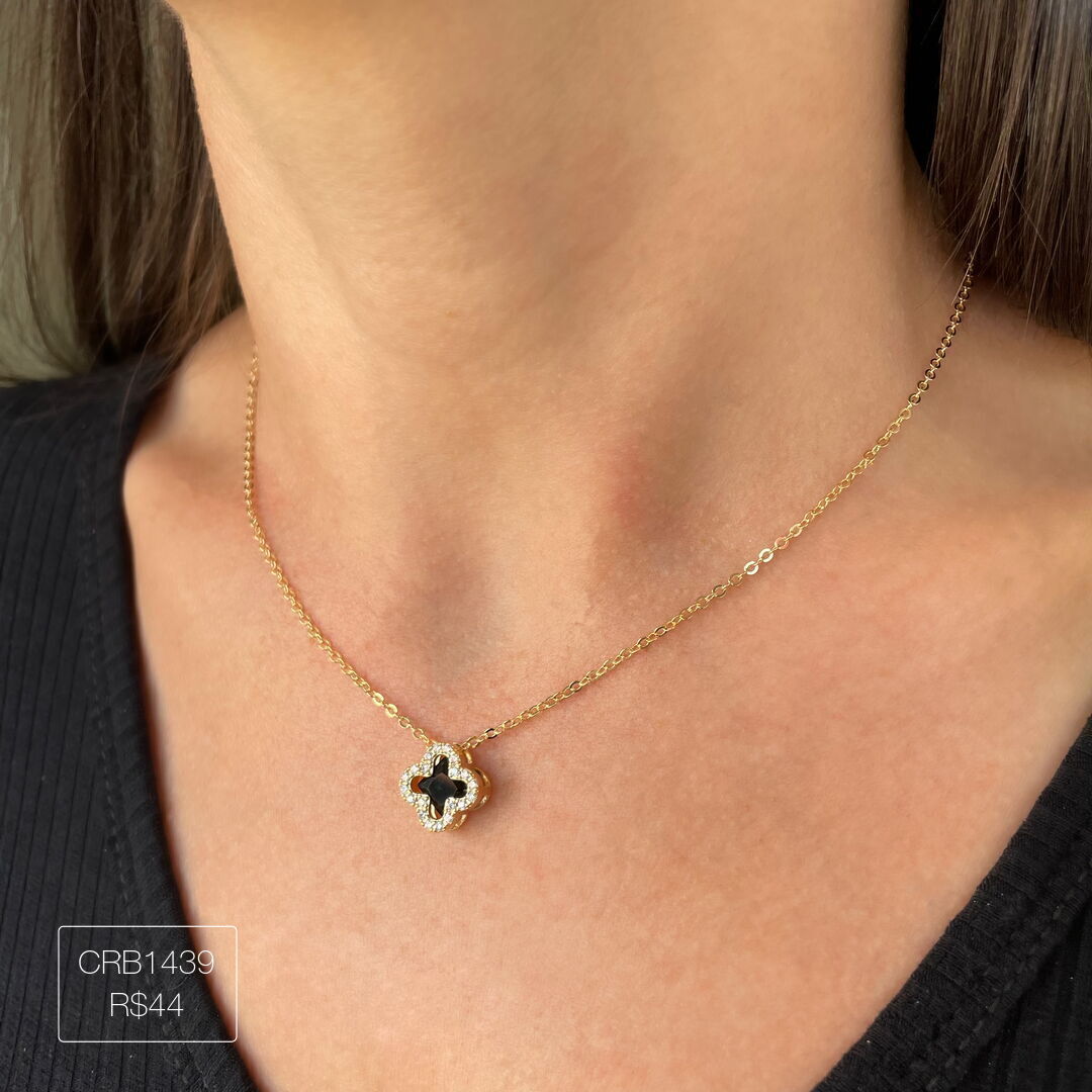 Colar de Trevo Vidro Preto Cravejado Cristal Dourado